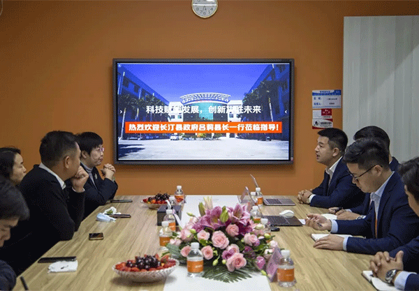 中文字幕乱码亚洲精品 福建省长汀县吕莉县长一行莅临超越激光视察指导-9.png