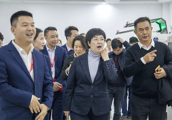 中文字幕乱码亚洲精品 福建省长汀县吕莉县长一行莅临超越激光视察指导-14.png
