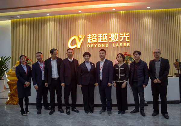 中文字幕乱码亚洲精品 福建省长汀县吕莉县长一行莅临超越激光视察指导-19.png