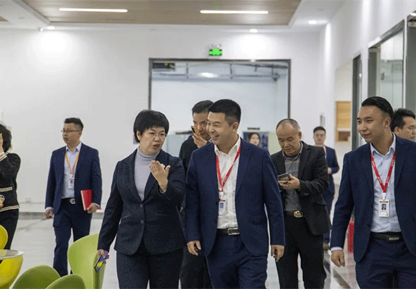 中文字幕乱码亚洲精品 福建省长汀县吕莉县长一行莅临超越激光视察指导-5.png
